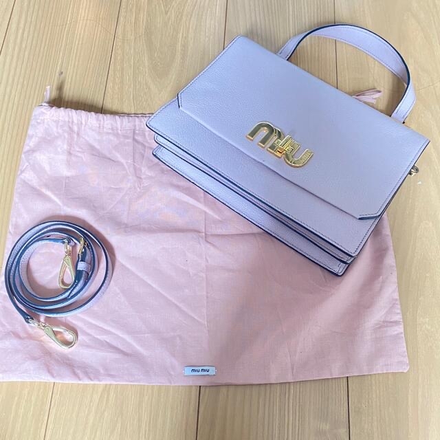 ミュウミュウ miumiu ハンドル ロゴ ターンロック-