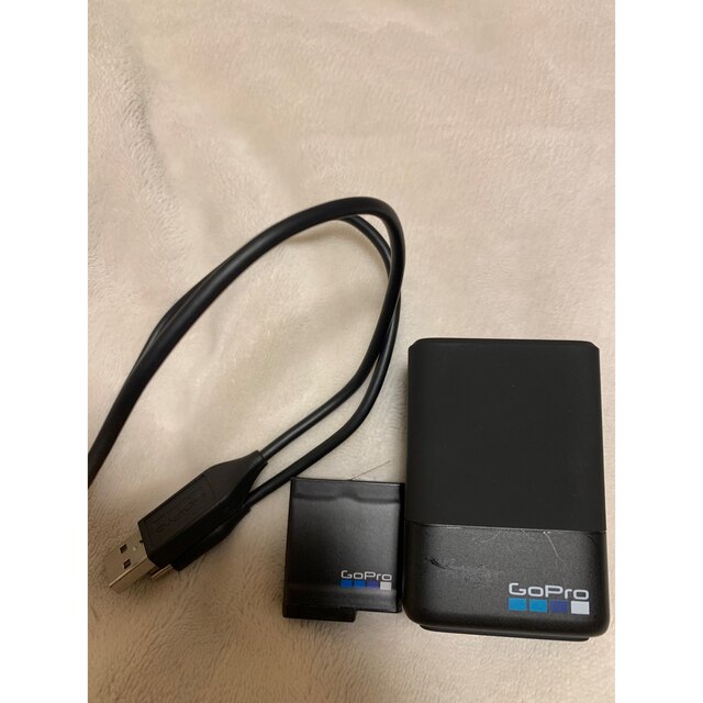 GoPro(ゴープロ)のGoPro デュアル バッテリー チャージャー AADBD-001 スマホ/家電/カメラのスマートフォン/携帯電話(バッテリー/充電器)の商品写真