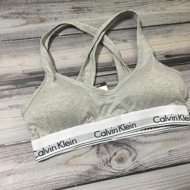 ck Calvin Klein(シーケーカルバンクライン)のカルバンクライン　レディース　上下セット　クロスブラショーツ　グレー　Sサイズ レディースの下着/アンダーウェア(ブラ&ショーツセット)の商品写真