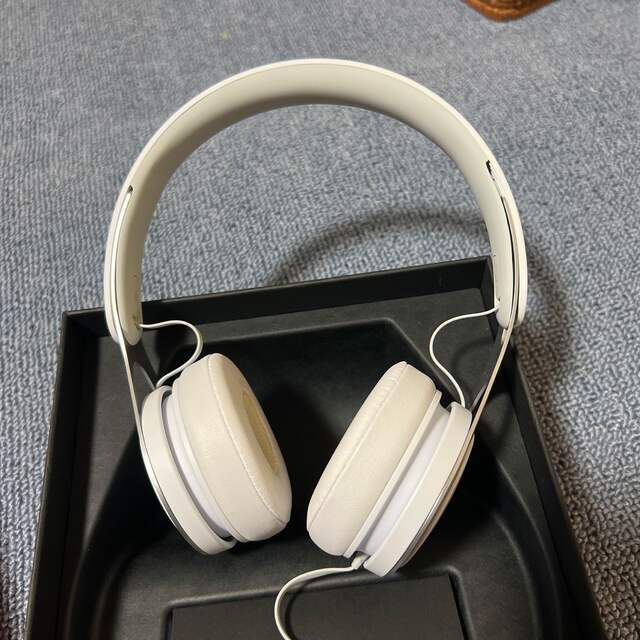 Beats by Dr Dre BT EP ON WHITE 1