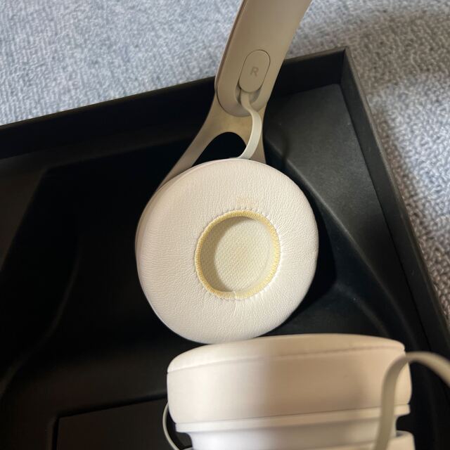 Beats by Dr Dre BT EP ON WHITE 2