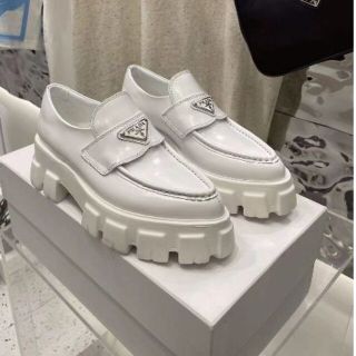 プラダ ホワイト ローファー/革靴(レディース)の通販 40点 | PRADAの