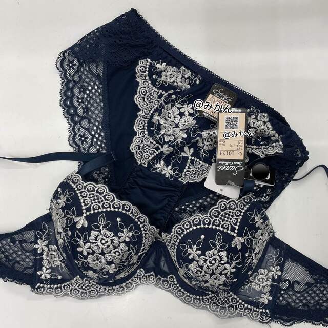 レディな✨♥️ロイヤルブーケ刺繍ブラショーツセット(ネイビー) レディースの下着/アンダーウェア(ブラ&ショーツセット)の商品写真
