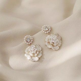 アメリヴィンテージ(Ameri VINTAGE)のwhite camellia bijoux pierce s925 post (ピアス)