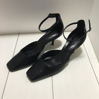 チャールズアンドキース(Charles and Keith)のチャールズアンドキース　ストラップパンプス　サイズ38 ブラック(ハイヒール/パンプス)