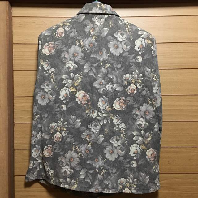 花柄シャツ　Mサイ レディースのトップス(シャツ/ブラウス(長袖/七分))の商品写真