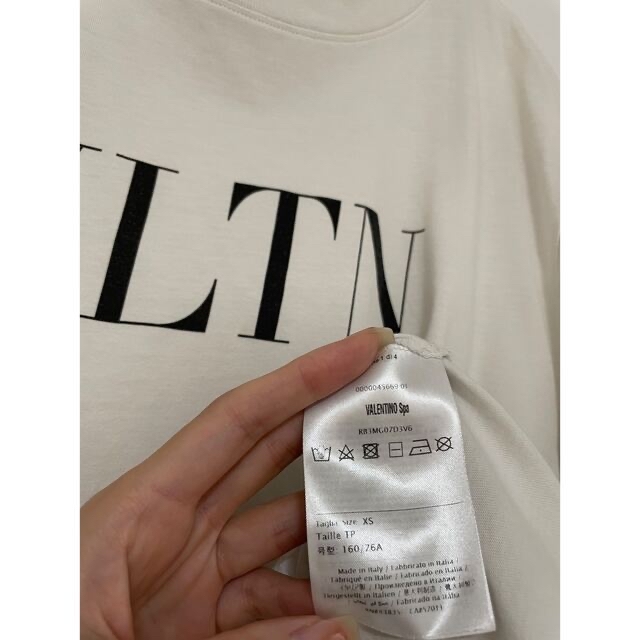 VALENTINO(ヴァレンティノ)のヴァレンティノ　Tシャツ黒ロゴ レディースのトップス(Tシャツ(半袖/袖なし))の商品写真