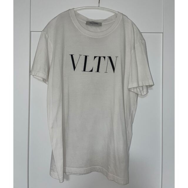 VALENTINO(ヴァレンティノ)のヴァレンティノ　Tシャツ黒ロゴ レディースのトップス(Tシャツ(半袖/袖なし))の商品写真