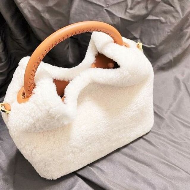 Theory luxe(セオリーリュクス)のelleme エレメ ショルダーバッグSHEARING SMALL RAISIN レディースのバッグ(ショルダーバッグ)の商品写真