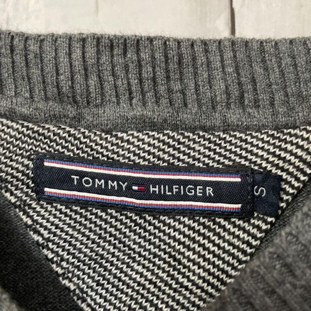 TOMMY HILFIGER(トミーヒルフィガー)のトミーヒルフィガー　サイズｓ　ベスト　ニット　灰色グレー　傷汚れなし　人気古着 レディースのトップス(ベスト/ジレ)の商品写真