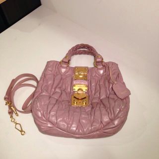 ミュウミュウ(miumiu)のmiumiu 人気 マトラッセバック美品(ハンドバッグ)