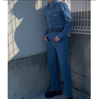 マウジー(moussy)のSTUDDED CROPPED FLARE デニムパンツ(デニム/ジーンズ)