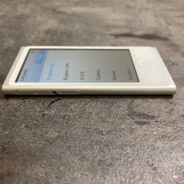 iPod(アイポッド)の38153T iPod nano7世代　16GB シルバー　中古品　比較的美品 スマホ/家電/カメラのオーディオ機器(ポータブルプレーヤー)の商品写真