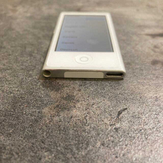 iPod(アイポッド)の38153T iPod nano7世代　16GB シルバー　中古品　比較的美品 スマホ/家電/カメラのオーディオ機器(ポータブルプレーヤー)の商品写真