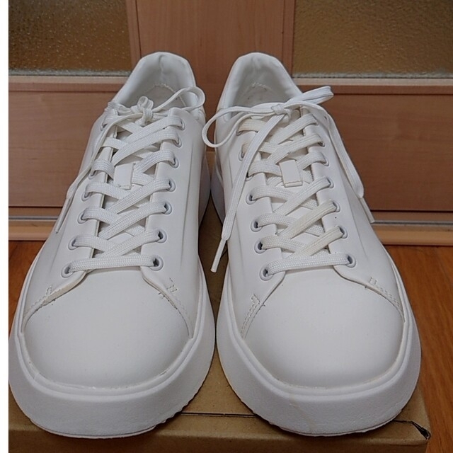 ZARA(ザラ)のZARA ミニマルスニーカー 靴 シューズ メンズ 男性用 白 ホワイト メンズの靴/シューズ(スニーカー)の商品写真