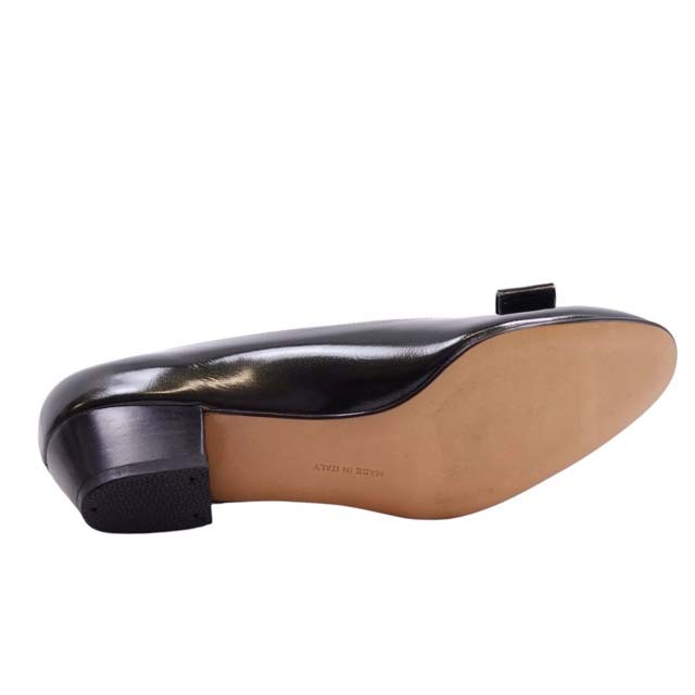 Salvatore Ferragamo(サルヴァトーレフェラガモ)のサルヴァトーレ フェラガモ パンプス ヴァラ パテントレザー シューズ 靴 レディース 7.5C(25cm相当) ダークカーキ レディースの靴/シューズ(ハイヒール/パンプス)の商品写真