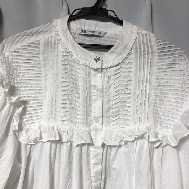 ZARA(ザラ)のZARA フリル白ブラウス　MLサイズ レディースのトップス(シャツ/ブラウス(長袖/七分))の商品写真