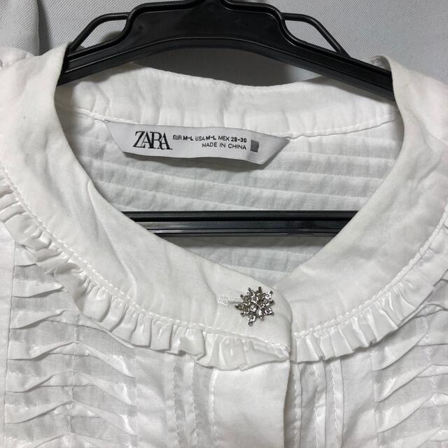 ZARA(ザラ)のZARA フリル白ブラウス　MLサイズ レディースのトップス(シャツ/ブラウス(長袖/七分))の商品写真