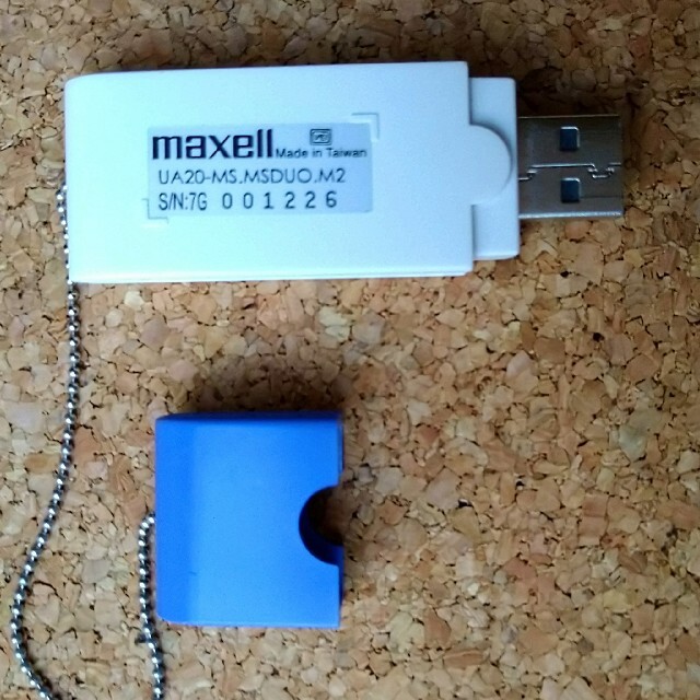 SONY MEMORY STICK ＆ maxell CARD READER スマホ/家電/カメラのPC/タブレット(PC周辺機器)の商品写真