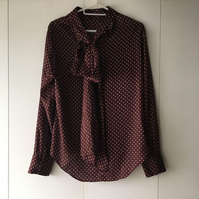 ZARA(ザラ)の【新品同様】ZARA ザラ ドット柄バックリボントップス ブラウス シャツ レディースのトップス(シャツ/ブラウス(長袖/七分))の商品写真