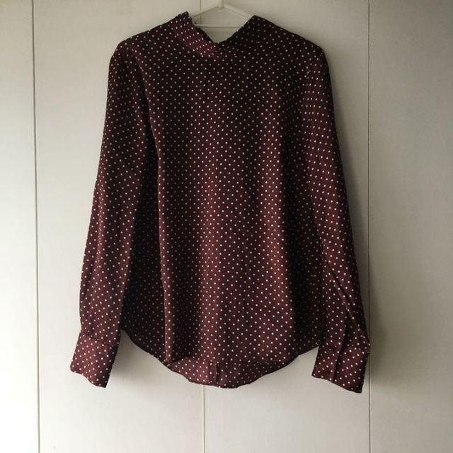 ZARA(ザラ)の【新品同様】ZARA ザラ ドット柄バックリボントップス ブラウス シャツ レディースのトップス(シャツ/ブラウス(長袖/七分))の商品写真