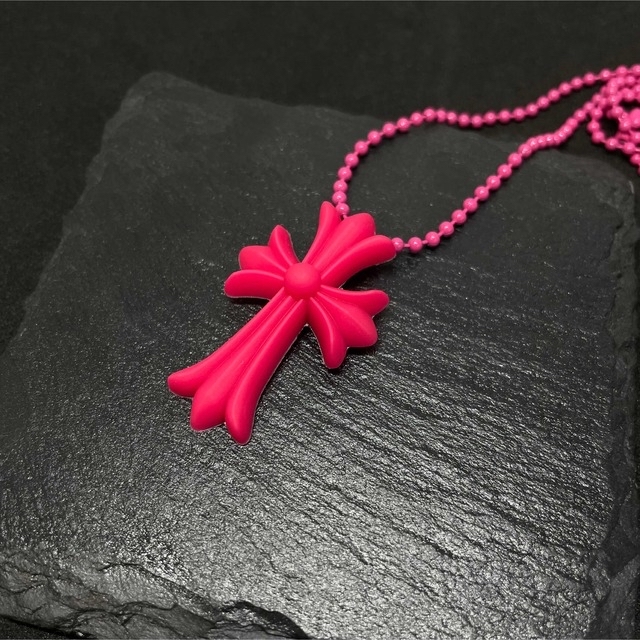 【男女兼用】ラバー クロスネックレス 十字架ネックレス ピンク メンズのアクセサリー(ネックレス)の商品写真