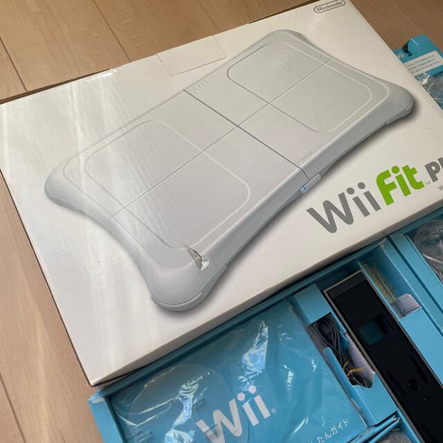 Wii(ウィー)のWii本体 wiifit ソフト エンタメ/ホビーのゲームソフト/ゲーム機本体(家庭用ゲーム機本体)の商品写真