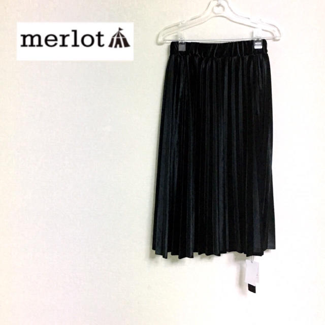 merlot(メルロー)のメルロー ミモレ丈ベロアプリーツスカート ブラック レディースのスカート(ひざ丈スカート)の商品写真