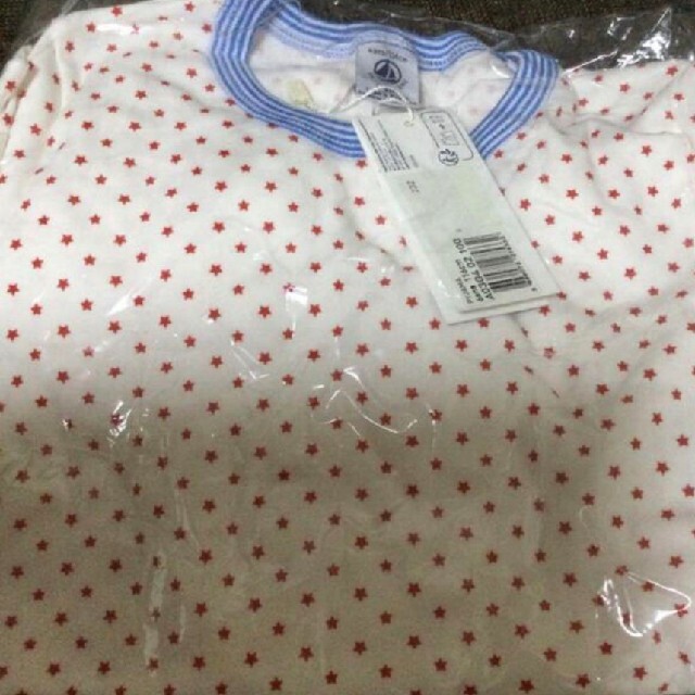 PETIT BATEAU(プチバトー)のプリント長袖パジャマ キッズ/ベビー/マタニティのキッズ服男の子用(90cm~)(パジャマ)の商品写真