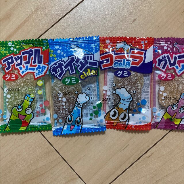 ハロウィンお菓子　青ベー緑ベーガム　赤ベー黒ベーガム　おまけ付き 食品/飲料/酒の食品(菓子/デザート)の商品写真