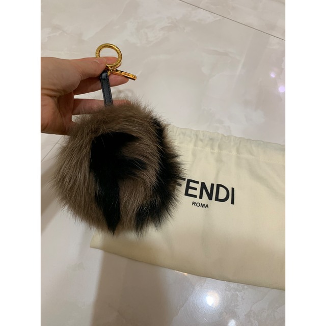 バッグチャーム FENDI FFロゴ ポンポンチャーム 正規品