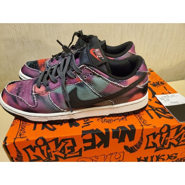 NIKE(ナイキ)のNike Dunk Low Graffiti  Pink Black ダンクロー メンズの靴/シューズ(スニーカー)の商品写真