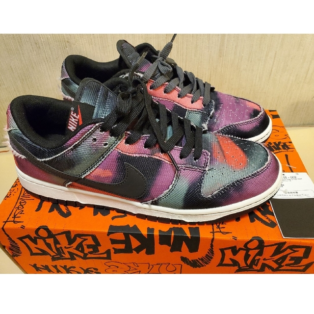 NIKE(ナイキ)のNike Dunk Low Graffiti  Pink Black ダンクロー メンズの靴/シューズ(スニーカー)の商品写真