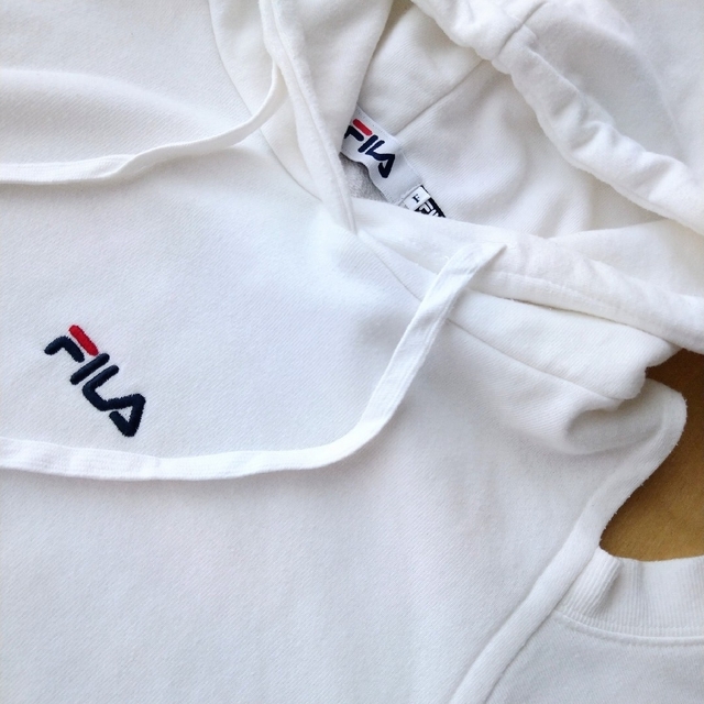 FILA(フィラ)の【SALE】ジュニア　FILAパーカー　肩開き　長袖　白 キッズ/ベビー/マタニティのキッズ服女の子用(90cm~)(Tシャツ/カットソー)の商品写真
