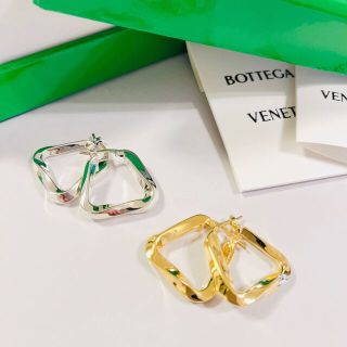 ボッテガヴェネタ(Bottega Veneta)の人気 BOTTEGA VENETA ツイスト トライアングル フープ ピアス(ピアス)