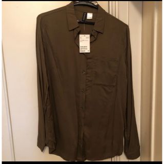 エイチアンドエム(H&M)の新品未使用　シャツ ブラウス　カーキ(シャツ/ブラウス(長袖/七分))