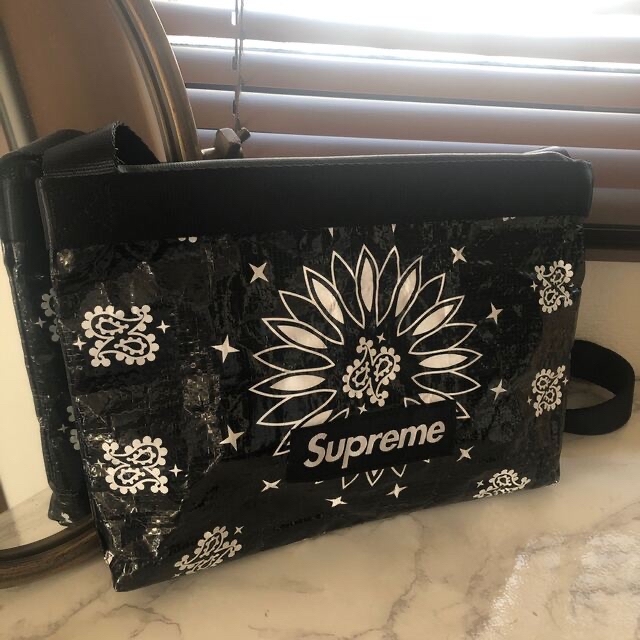 Supreme(シュプリーム)のSupreme Bandana Tarp SideBag  バンダナサコッシュ メンズのバッグ(ショルダーバッグ)の商品写真