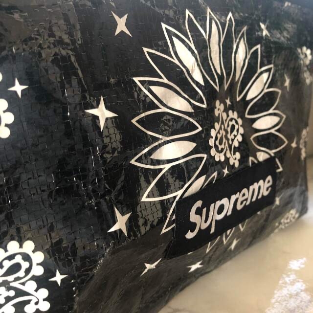Supreme(シュプリーム)のSupreme Bandana Tarp SideBag  バンダナサコッシュ メンズのバッグ(ショルダーバッグ)の商品写真