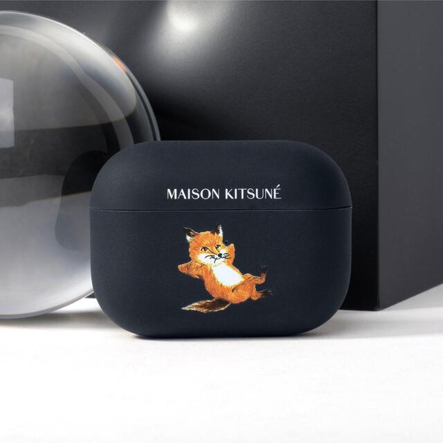 MAISON KITSUNE'(メゾンキツネ)の【2点セット】メゾンキツネ Chillax Fox AirPods Proケース スマホ/家電/カメラのスマホアクセサリー(モバイルケース/カバー)の商品写真