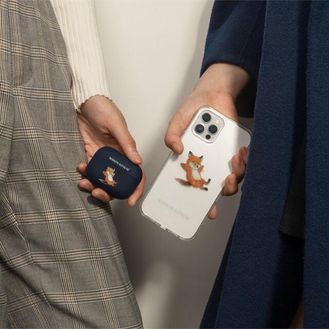 MAISON KITSUNE'(メゾンキツネ)の【2点セット】メゾンキツネ Chillax Fox AirPods Proケース スマホ/家電/カメラのスマホアクセサリー(モバイルケース/カバー)の商品写真