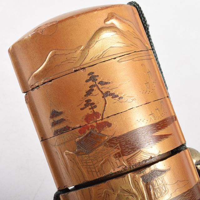 時代提げ物 金蒔絵山水図 印籠 牛角製饅頭根付・瓢箪根付 U R5051 時代提げ物 金蒔絵山水図 印籠 牛角製饅頭根付・瓢箪根付 U R5051