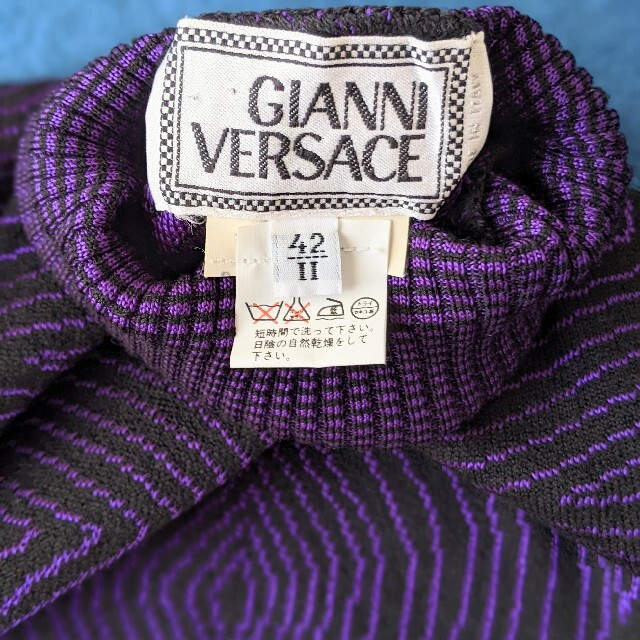 Gianni Versace(ジャンニヴェルサーチ)の【極美品】ヴィンテージ　ジャンニヴェルサーチ　タートルネックセーター　ニット　紫 レディースのトップス(ニット/セーター)の商品写真