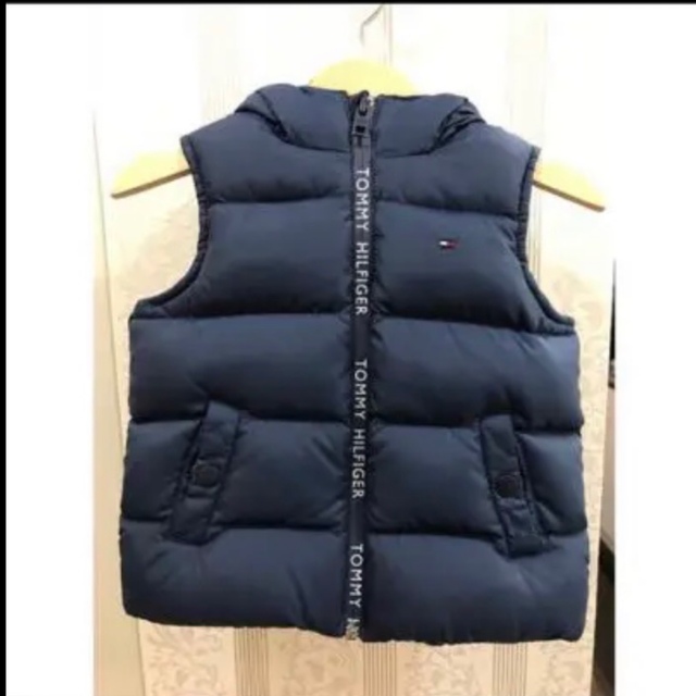 TOMMY HILFIGER(トミーヒルフィガー)のダウンベスト　トミーヒルフィガー　80 キッズ/ベビー/マタニティのベビー服(~85cm)(ジャケット/コート)の商品写真