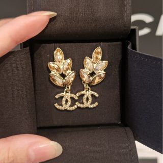 シャネル(CHANEL)の新作 今期 希少 新品 シャネル ピアス ゴールド イエロー リーフ 羽(ピアス)