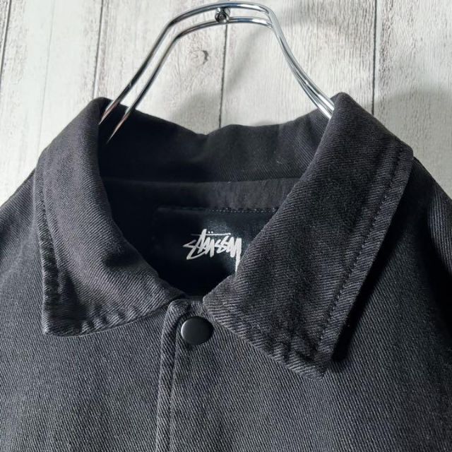 STUSSY(ステューシー)の【海外企画】ステューシー 両面刺繍 ストックロゴ デニム コーチジャケット 黒. メンズのジャケット/アウター(Gジャン/デニムジャケット)の商品写真