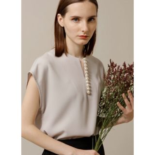 【美品】TONAL パールキーネックノースリブラウス(シャツ/ブラウス(半袖/袖なし))