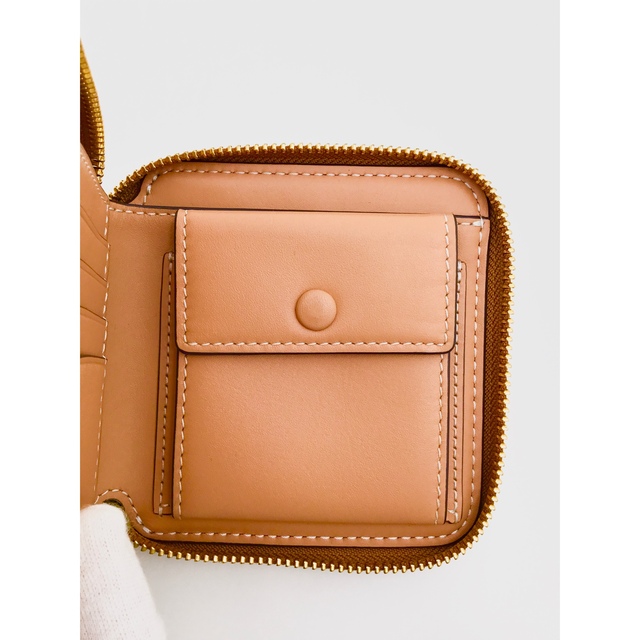 Tory Burch - ほぼ未使用 トリーバーチ 2つ折り財布 刺繍 鳥 花 Tory Burch - ほぼ未使用 トリーバーチ 2つ折り財布 刺繍 鳥 花