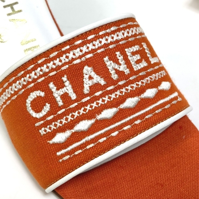 CHANEL(シャネル)のシャネル CHANEL 刺繍 ロゴ ミュール サンダル キャンバス/レザー オレンジ 美品 レディースの靴/シューズ(サンダル)の商品写真