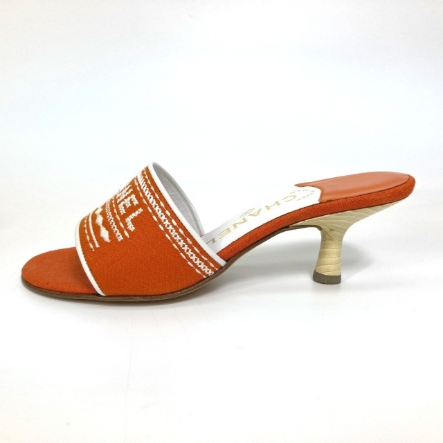 CHANEL(シャネル)のシャネル CHANEL 刺繍 ロゴ ミュール サンダル キャンバス/レザー オレンジ 美品 レディースの靴/シューズ(サンダル)の商品写真