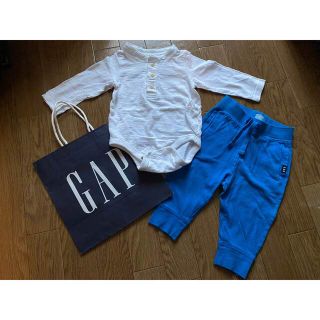 ベビーギャップ(babyGAP)のギャップGAPロゴ入りパンツ&ボタン白シンプルロンパース12-18m80(ロンパース)